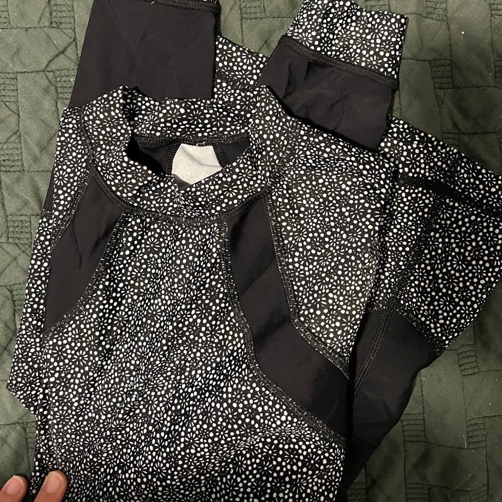 Lululemon Suns Out Rash Guard Sz 2 - Picture 2 of 5